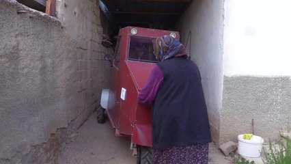 AFYONKARAHİSAR - Yürümekte zorlanan yaşlı kadının hayatı oğlunun tasarladığı elektrikli araçla kolaylaştı