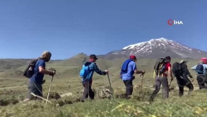 Dağcılar Ağrı Dağı'na çıkmanın mutluluğunu halay çekerek kutladı