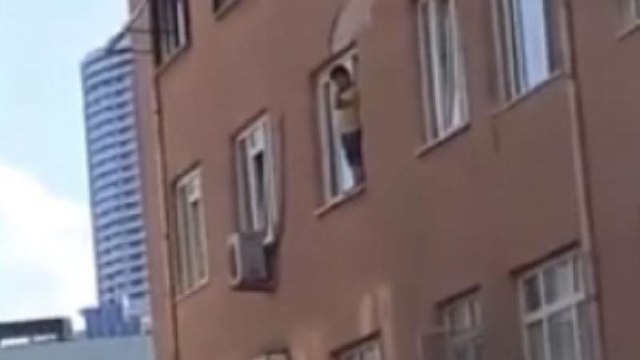 Kartal’da küçük çocuğun camdaki tehlikeli oyunu yürekleri ağza getirdi