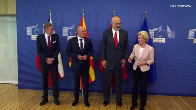 Брюссель начал переговоры о вступлении со Скопье и Тираной