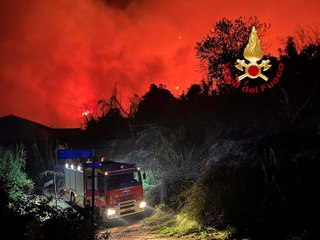 Incendio in Versilia, le fiamme tra le case di Bozzano e Massarosa