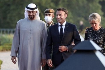 Emmanuel Macron déroule le tapis rouge au président des Émirats Arabes Unis et Brigitte sort le grand jeu, sa robe merveilleusement hallucinante !