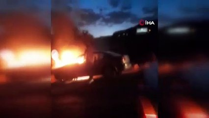 Seyir halindeki otomobil alev topuna döndü