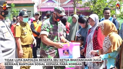 Kapolda Jabar Tinjau Dan Beri Sumbangan Serta Bantuan Ke Lokasi Bencana Banjir Garut