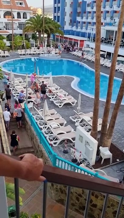 Les touristes se précipitent pour réserver leurs transats à l'ouverture de la piscine à 8h du matin