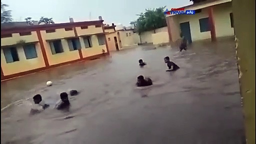 Watch : தொடர் மழை எதிரொலி : நீச்சல் குளமாக மாறிய பள்ளி வளாகம்!