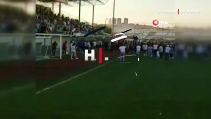 Yeşil saha karıştı! Kavgayı görüntülerken, futbolculardan meydan dayağı yedi