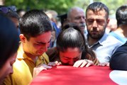 Son dakika haberi | Şehit Jandarma Uzman Çavuş Mustafa Bozkurt son yolculuğuna uğurlandı (2)