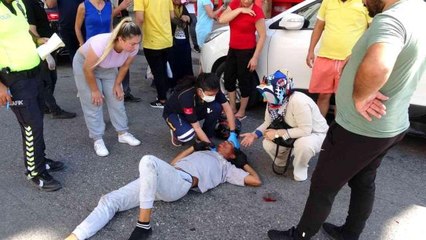 Çarpmanın şiddetiyle parçalanan motosiklet sürücüsü, kask sayesinde hayata tutundu