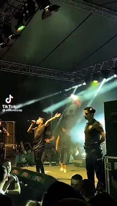 Çevik kuvvet polisinin sahnede olduğu konser sosyal medyanın gündeminde
