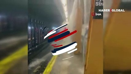 New York'ta metro istasyonlarını yine su bastı
