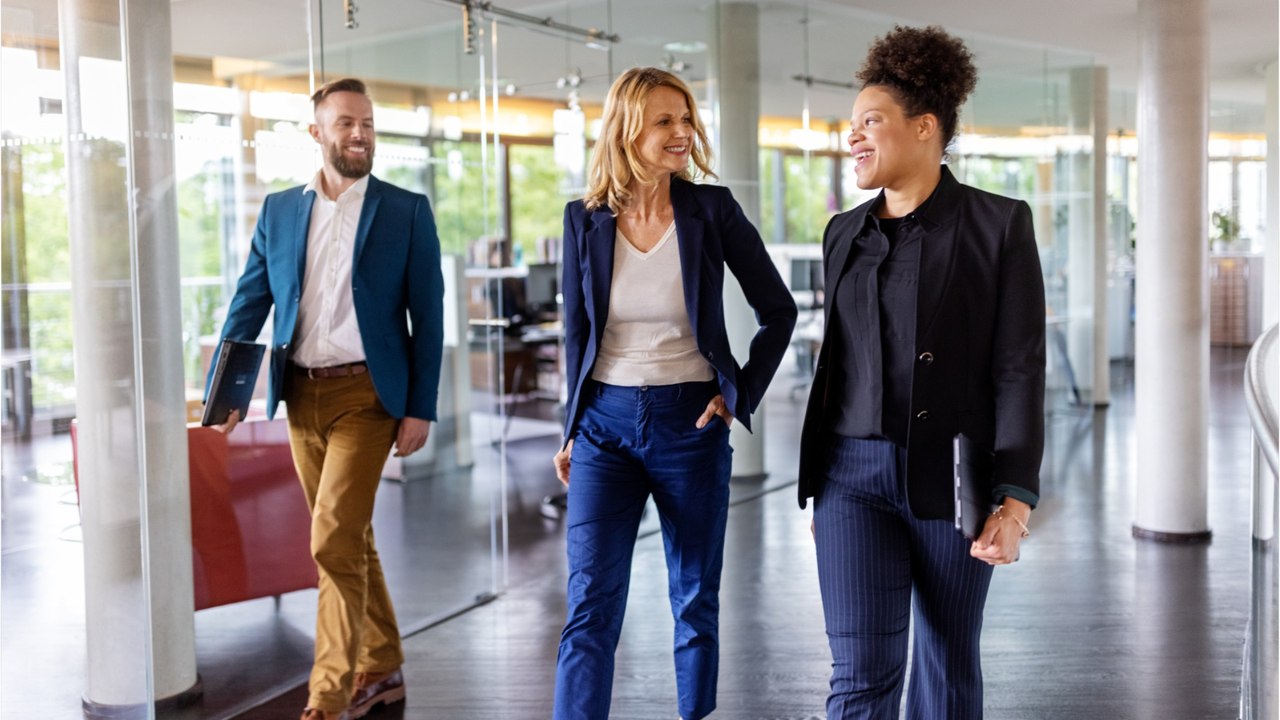 Ist das noch erlaubt? So freizügig dürfen Sie sich bei Hitze im Büro kleiden