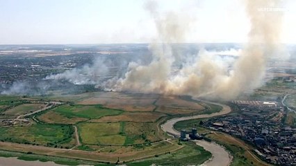 Download Video: Feuerwehr im Großeinsatz: Häuser und Grasland verbrennen in Ost-London