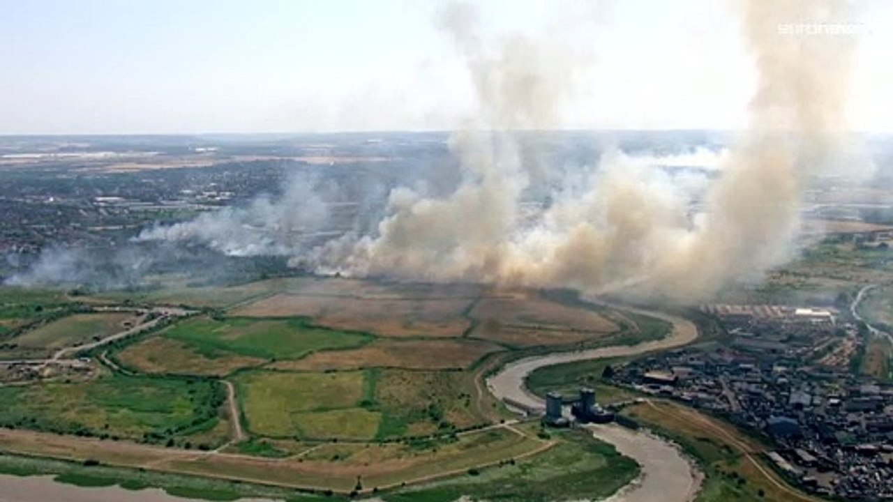 Feuerwehr im Großeinsatz: Häuser und Grasland verbrennen in Ost-London