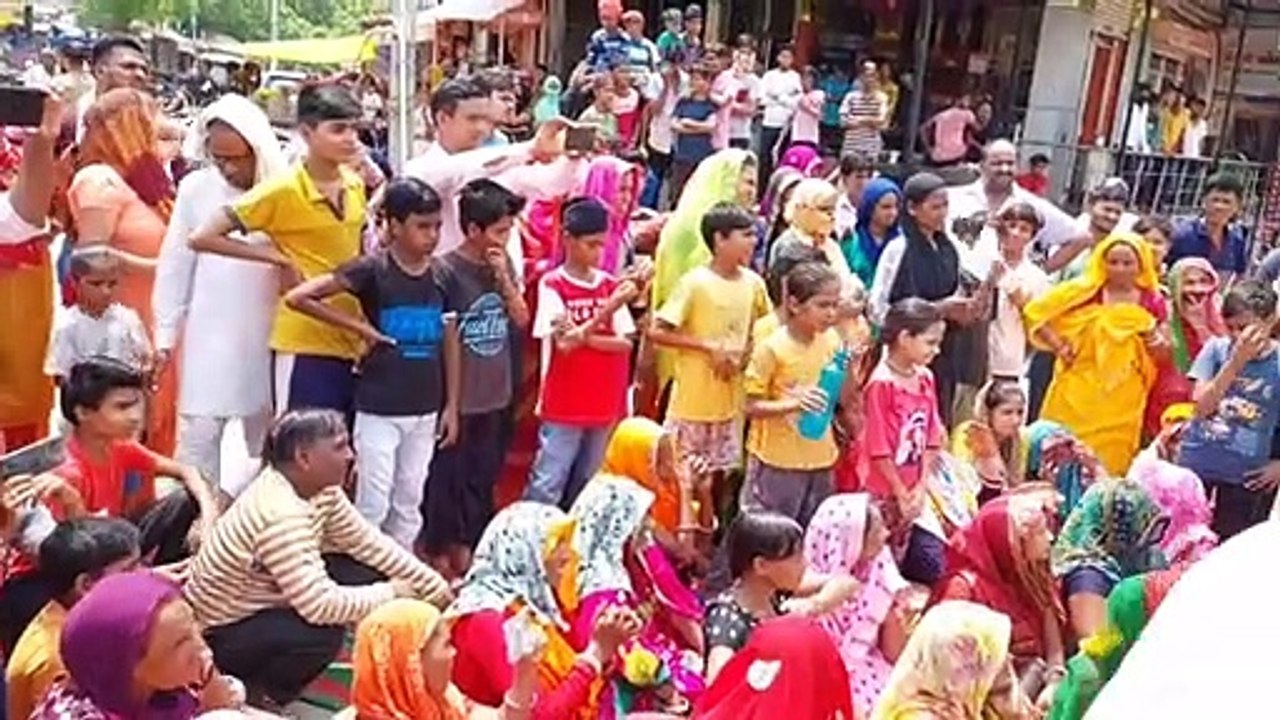 विवादों में अंग्रेजी माध्यम... स्कूल रूपांतरित कर दिए, किताबें दी नहीं, कैसे पढ़ेंगे बच्चे