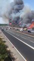 Incendio forestal a lo largo de una carretera en Dartford al oeste de Londres