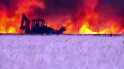 Un agriculteur échappe de peu à un énorme incendie dans son champs...