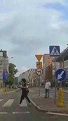 Ce conducteur tombe sur un piéton vraiment relou