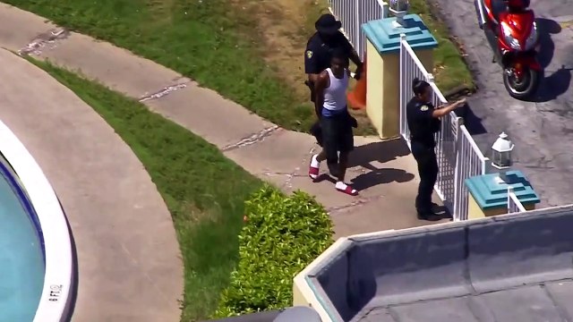 Un suspect échappe à la vigilance d'un policier et prend la fuite encore menotté