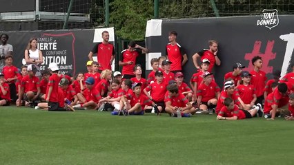 Face au but et aux jeunes des Stages Rouge et Noir