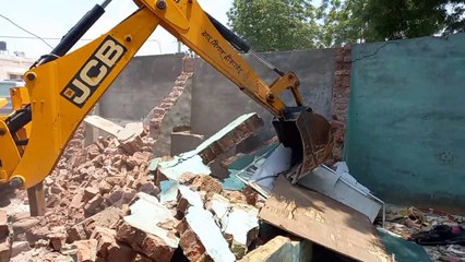 कमरे, चौकियां के रूप में हुए अतिक्रमणों का सफाया