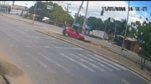 Carro atinge e derruba poste de iluminação no bairro Siqueira, em Fortaleza