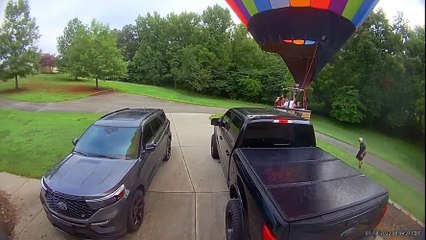 Globo aerostático cae en el patio de una casa