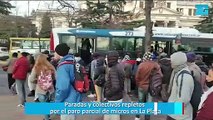 Paradas y colectivos repletos por el paro parcial de micros en La Plata