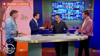 Policías enseñan a usar armas en una secundaria