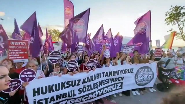 İstanbul Sözleşmesi kararının ardından kadınlar sokaklara döküldüc