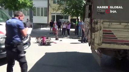 Eskişehir'de feci kaza! Otomobilin kapısına çarparak düştü, kamyonetin altında kaldı