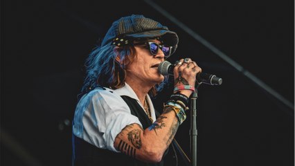 Voici : Johnny Depp en couple ? L'identité de la mystérieuse femme qui l'accompagne a été révélée