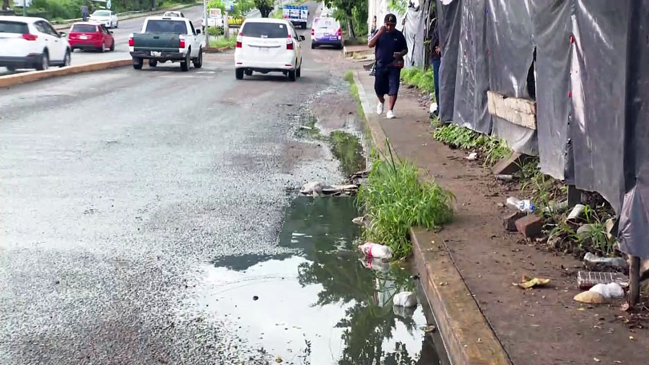 Una fuga de aguas negras escurre al canal del Libramiento | CPS Noticias Puerto Vallarta