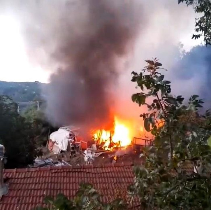 Son dakika haber... Ahır alevlere teslim oldu,...