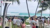 Una serie de olas irrumpen en un banquete de boda en Hawai