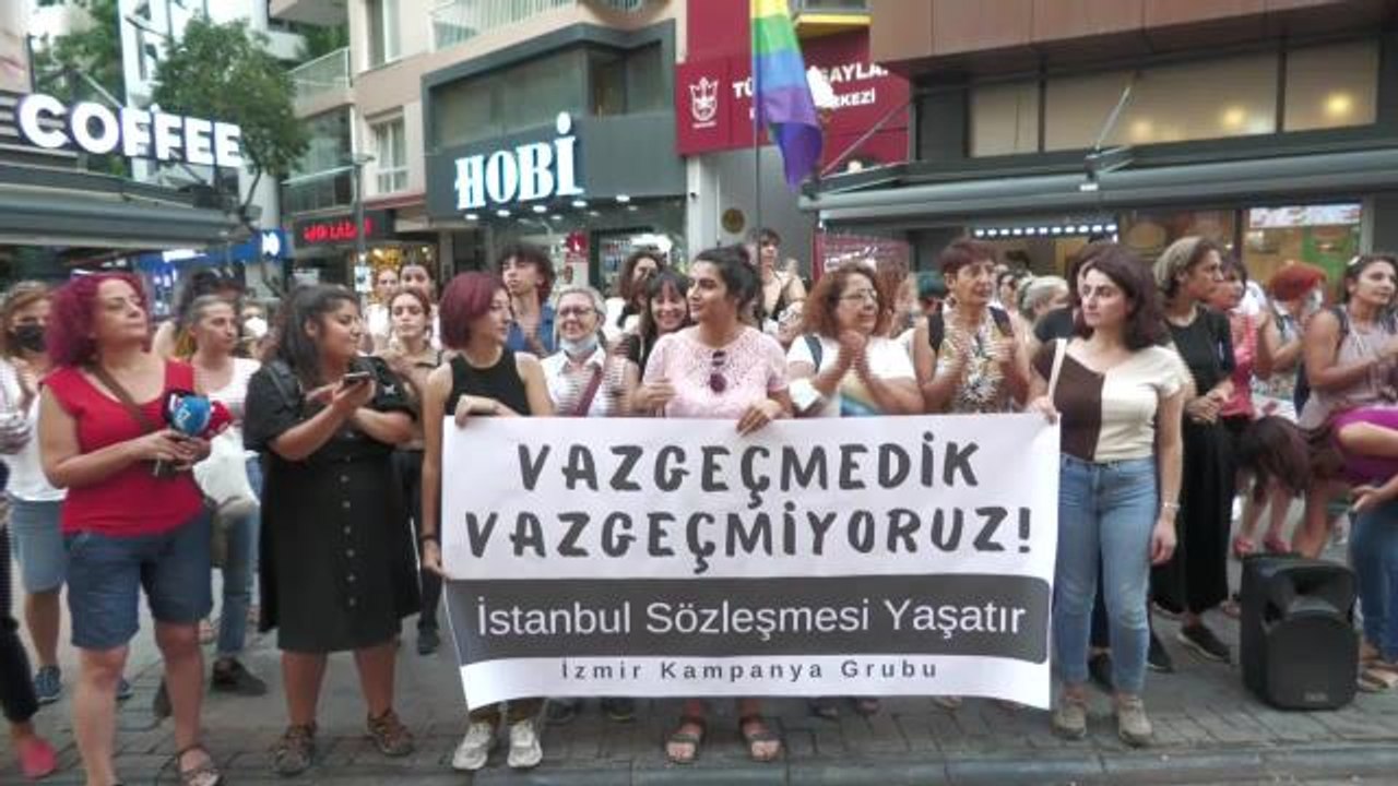İzmirli Kadınlardan Çifte Eylemle Danıştay'a İstanbul Sözleşmesi Tepkisi: "Hukuksuz Kararı Tanımıyoruz"