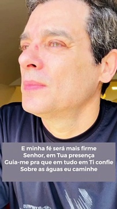 Celso Portiolli chora ao assistir Superação: O Milagre da Fé na Globo