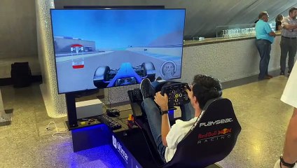 Aficionado probando un videojuego previo a la presentación del circuito del motor