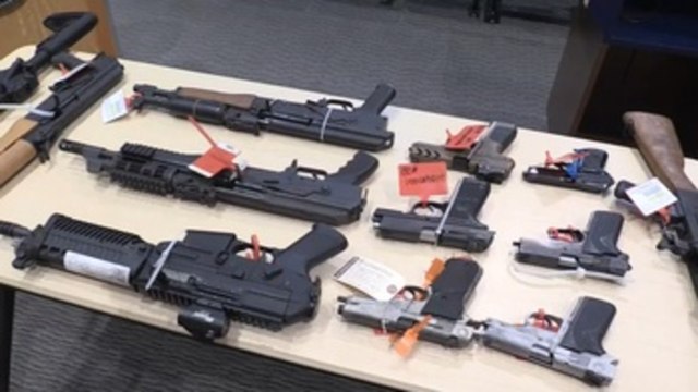 Miami envía armas decomisadas y donadas a los policías de Irpín, en Ucrania