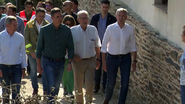 Sánchez visita la zona arrasada por los incendios en Orense y pide prudencia