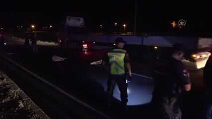 Seyir halindeki hafif ticari aracın bagajından düşen bebek öldü