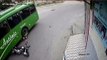 Motoqueiro cai com a cabeça debaixo da roda de ônibus e sobrevive; vídeo
