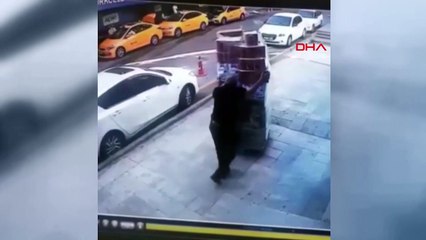 Market çalışanı taşıdığı ürünlerin altında kaldı