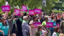 شاهد: توقيف 17 برلمانياً من بينهم إلهان عمر وكورتيز في واشنطن خلال مظاهرة للدفاع عن حق الإجهاض