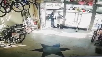 Silivri'de bir kadın çocuklarına iş yerinden kedi çaldırdı... O anlar kamerada