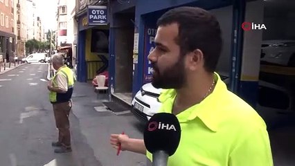 Kapıp kaçan hırsızın tekmeyle yakalanma anı kamerada