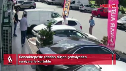 Çatıdan düşen şemsiyeden saniyelerle kurtuldu