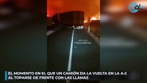 El momento en el que un camión da la vuelta en la A-2 al toparse de frente con las llamas
