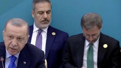 Kameralar önünde Fahrettin Altun'un telefonuna odaklanan Hakan Fidan'ın videosu olay oldu