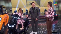 Une fillette démarre un scooter sur le plateau d'une émission TV